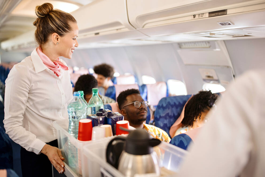 Für Gelegenheitsflieger gilt die kosmische Strahlung im Flugzeug als gesundheitlich unbedenklich. Piloten und Flugbegleiter könnten aufgrund der beruflich bedingten stärkeren Strahlenexposition aber ein erhöhtes Risiko haben, an bestimmten Krebsarten zu sterben. / © Getty Images/	Anchiy