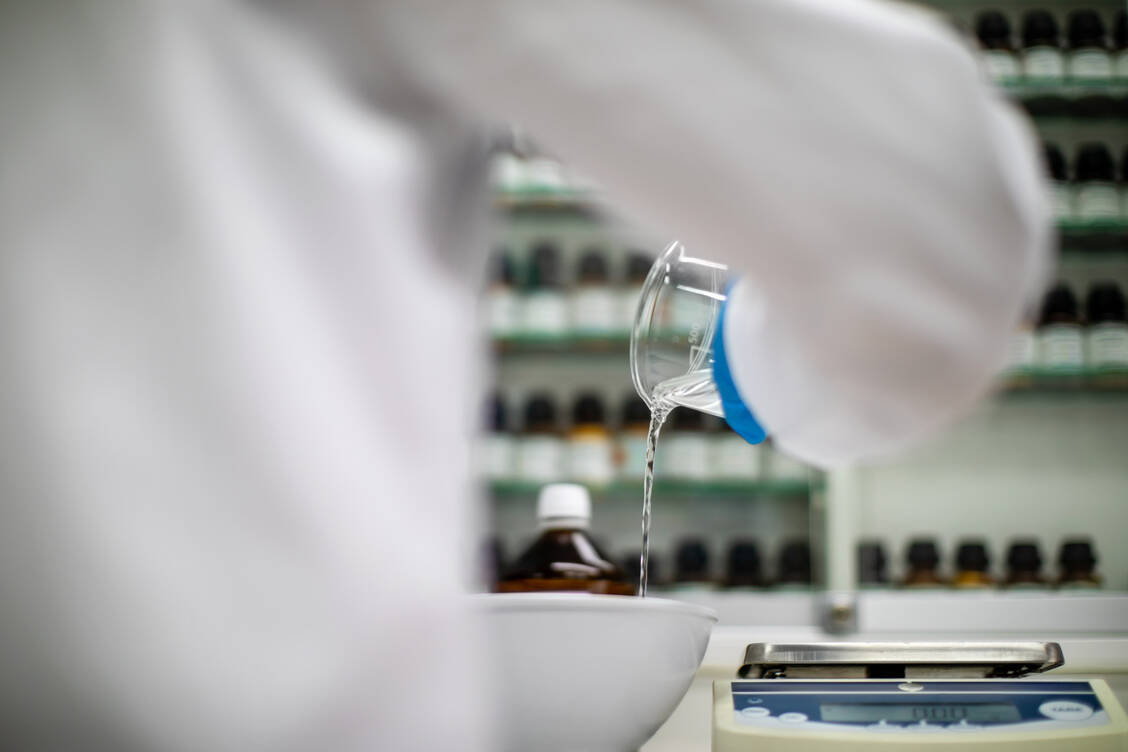 Wegen eines Urteils des Bundesverwaltungsgerichts dürfen Apotheken derzeit keine Defekturen mehr für den Praxisbedarf herstellen / © Getty Images/Luis Alvarez