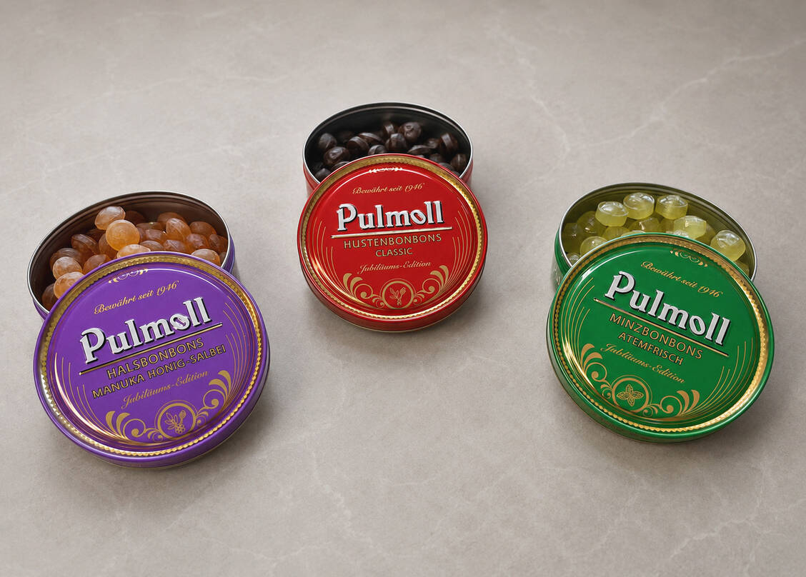 Ein ganz besonderes Bonbon: Zum runden Geburtstag gibt es exklusiv für Apotheken drei Geschmacksrichtungen im Retro-Look: Pulmoll Manuka-Honig-Salbei (lila), Classic (rot) und ätherische Öle in Grün. / © Pulmoll