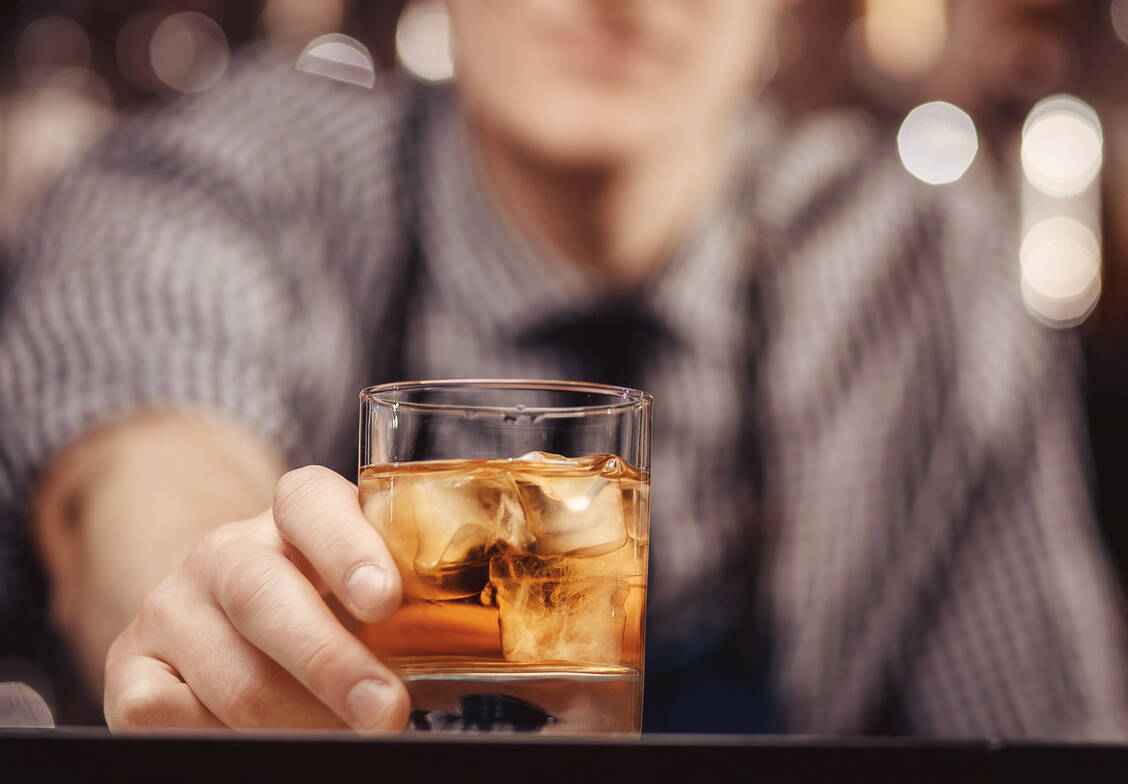Der Konsum von Psilocybin unter kontrollierten Bedingungen kann offenbar alkoholkranken Menschen dabei helfen, weniger zu trinken. / Foto: Adobe Stock/Parilov