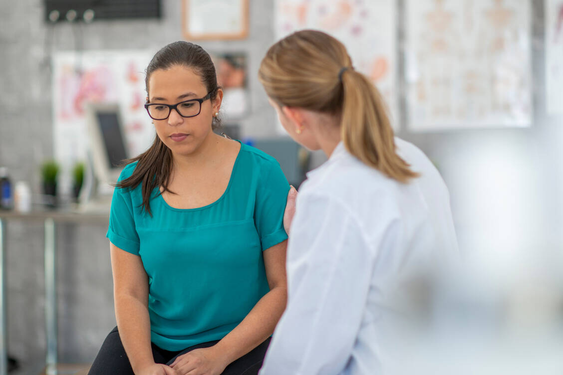 Menschen mit Diabetes wollen nicht allein über ihre Krankheit definiert werden. Eine feinfühlige Sprache, ob mit Angehörigen der Heilberufe oder auch im Alltag, sollte selbstverständlich sein. / Foto: Getty Images/FatCamera