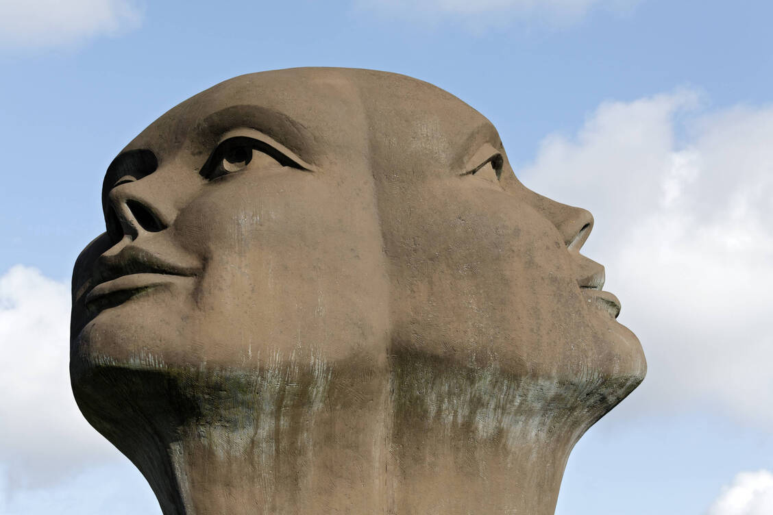 Ein moderner Januskopf: die Skulptur »Blik Van Licht« des belgischen Malers und Bildhauers Charles Delporte (1928 bis 2012) / Foto: Imago/imagebroker