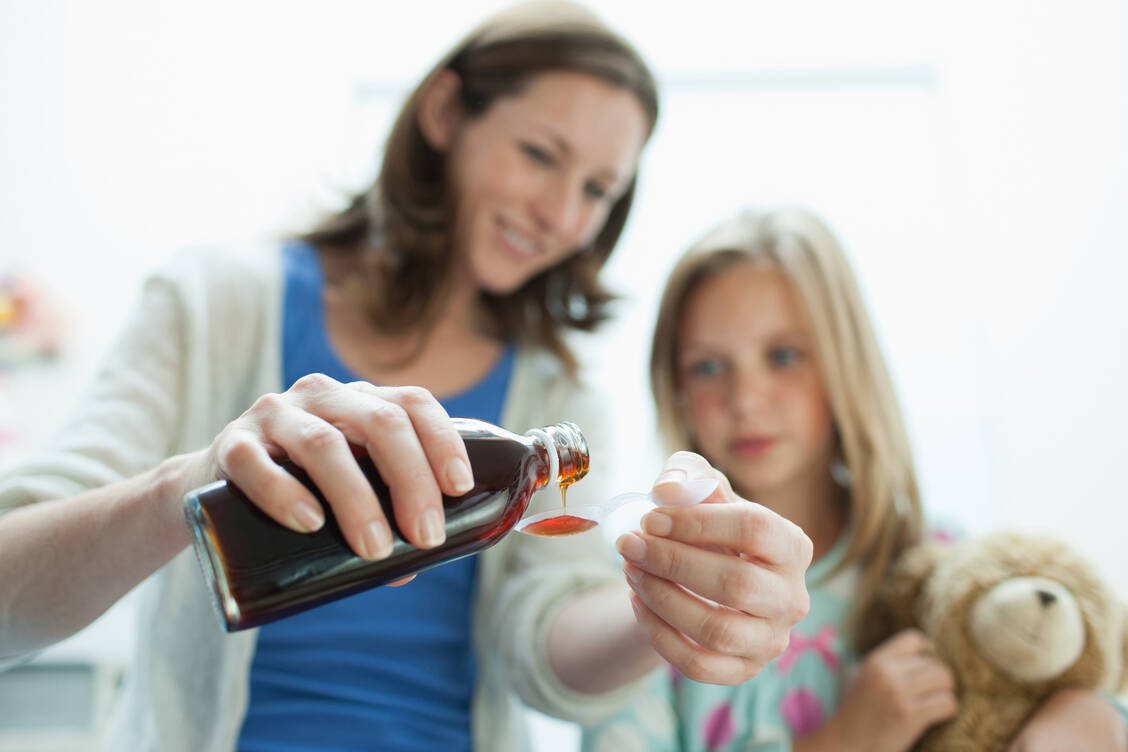 Seit Monaten Mangelware sind herkömmliche Antibiotika-Säfte für Kinder, beispielsweise Amoxicillin und Penicillin (Symbolbild). Am sichersten dosieren kann man übrigens mit Dosierspritzen, nicht mit Messlöffeln. / Foto: Getty Images/Tom Merton