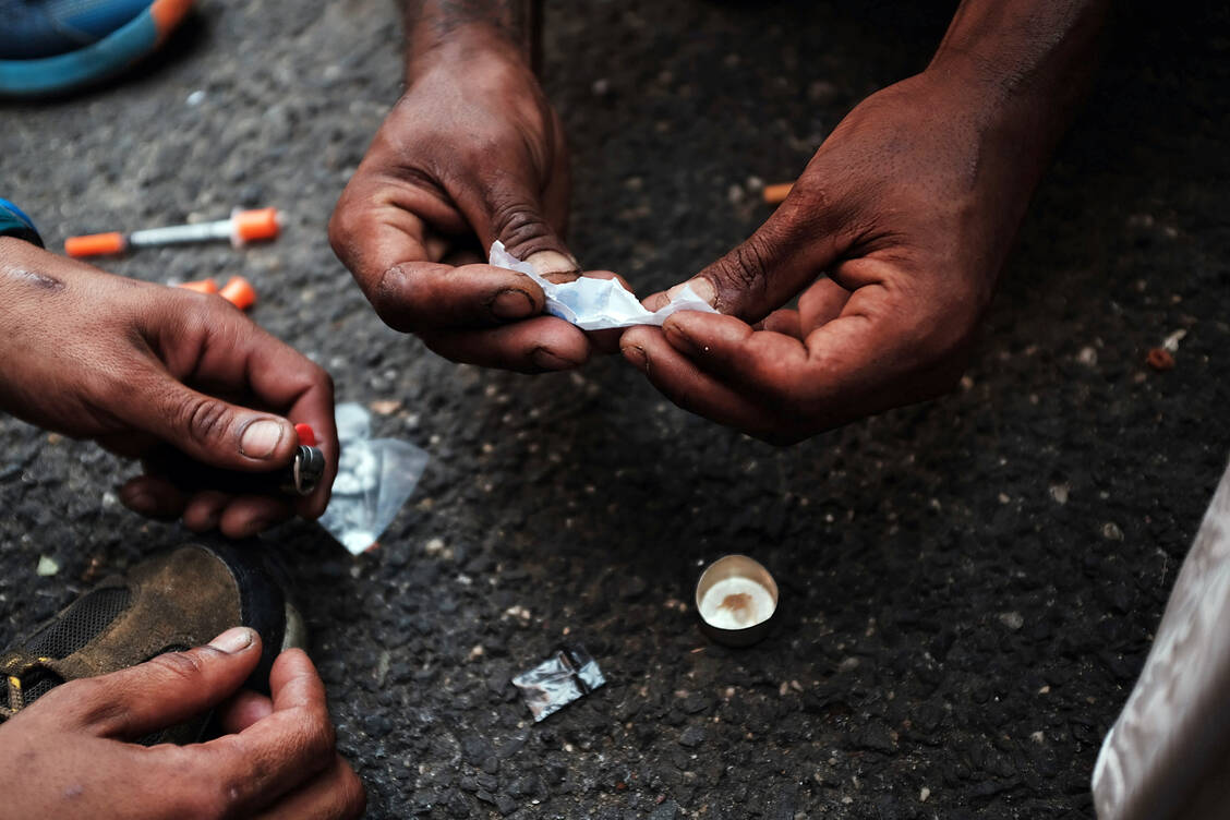 In den USA werden Opioide immer häufiger mit dem Stoff Xylazin versetzt – mit verheerenden Folgen für die Süchtigen. / Foto: Getty Images/Spencer Platt
