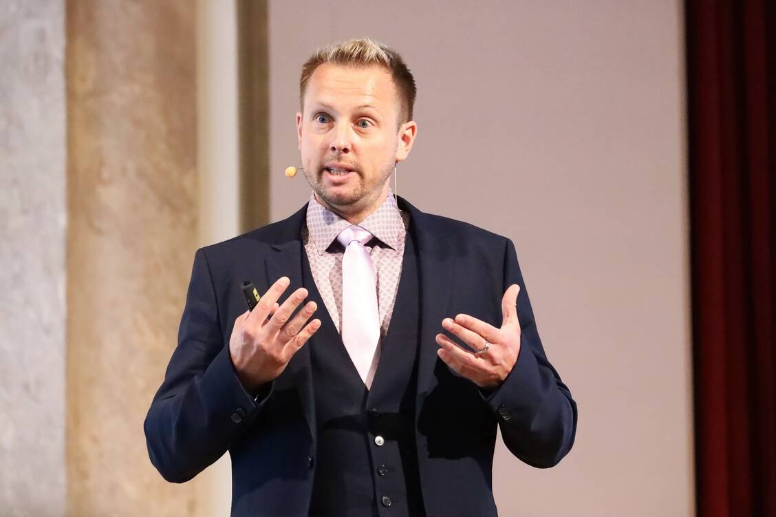 33 neue Arzneistoffe und jede Menge Beratungswissen dazu: Das vermittelte PZ-Chefredakteur Sven Siebenand in Meran.  / Foto: PZ/Alois Müller