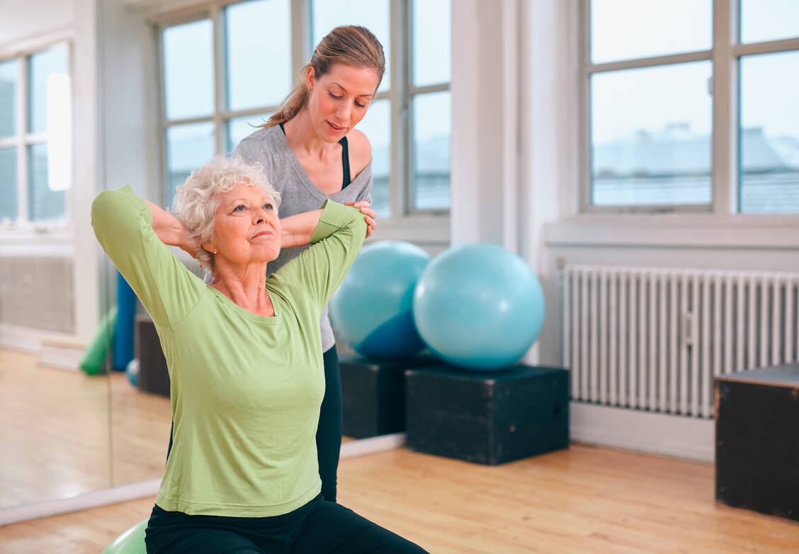 Physiotherapie kann die Linderung von Rückenschmerzen deutlich fördern. / Foto: Shutterstock/Jacob Lund