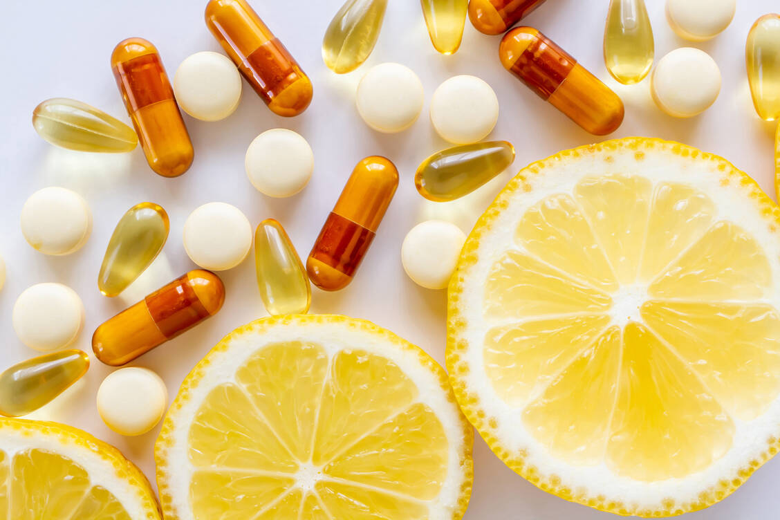 Eine ausgewogene Ernährung ist wichtig für die Funktion des Immunsystems – die Deutsche Gesellschaft für Ernährung rät zu mindestens drei Portionen Gemüse und zwei Portionen Obst täglich. / Foto: Adobe Stock/shironagasukujira