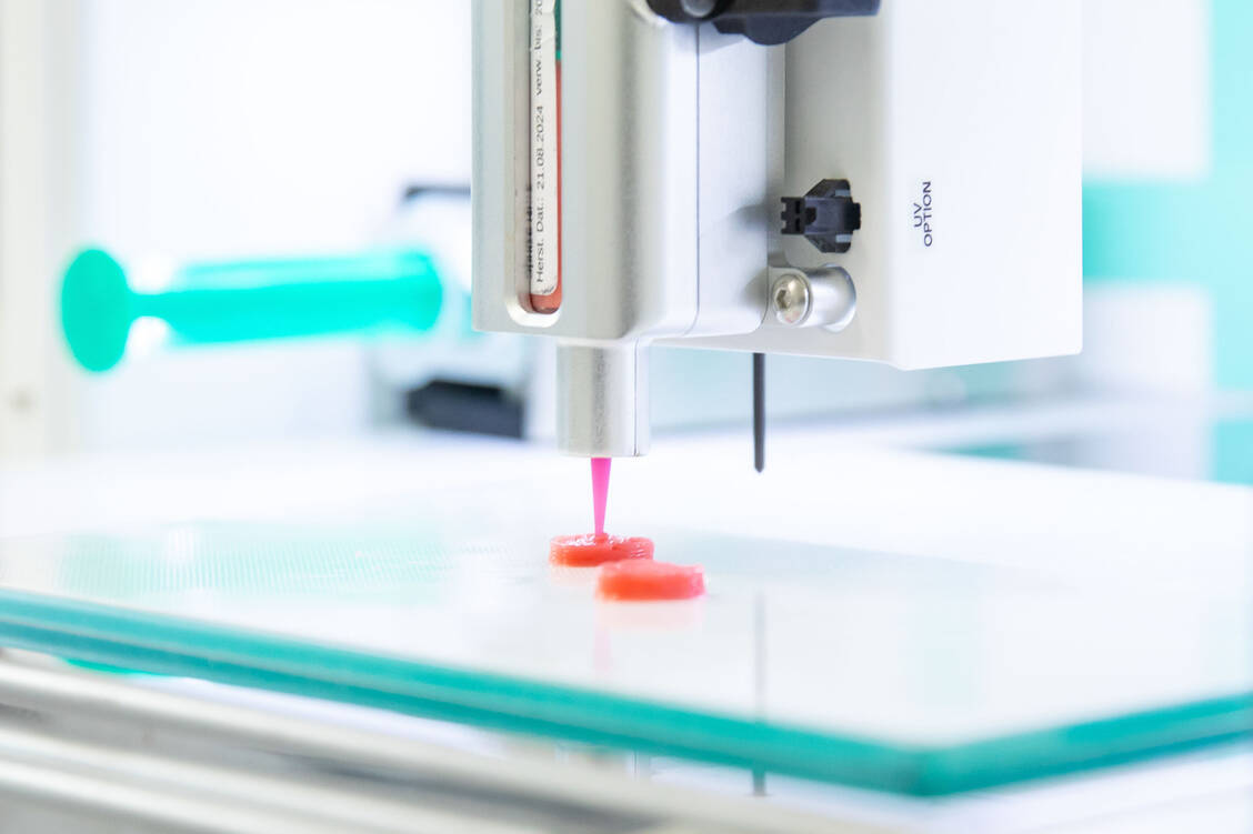 Die Wirkstoffmasse wird durch Erwärmen verflüssigt, um die gummiartigen Tabletten drucken zu können. / © UKE/Eva Hecht