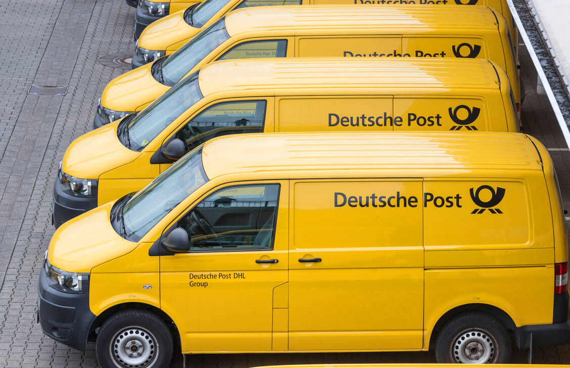 Mit den gelben Autos der Deutschen Post und der DHL möchte das Unternehmen bald weltweit Coronavirus-Impfstoffe ausfahren, sobald diese verfügbar sind. / Foto: GettyImages/Teka77