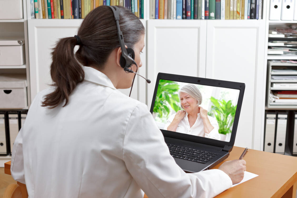 Aktuell können sich alle TK-Versicherten in Video-Sprechstunden ärztlich beraten lassen und E-Rezepte via App entgegennehmen. / Foto: Adobe Stock/agenturfotografin