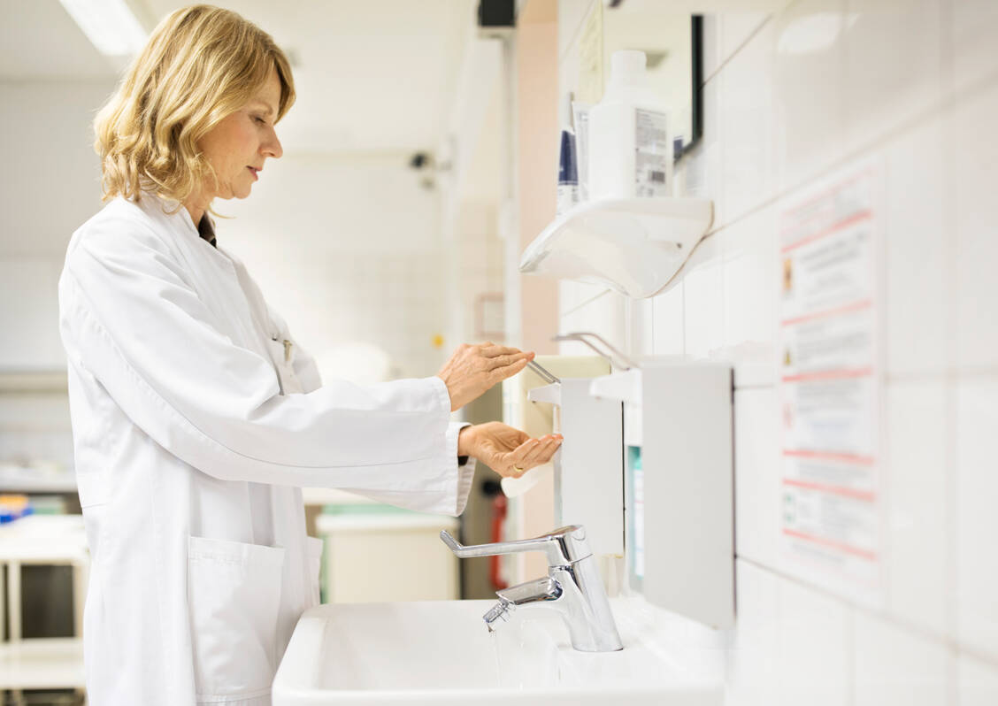 Häufiges Händewaschen und -desinfizieren gehört nicht erst seit der Coronavirus-Pandemie zur Hygiene in der Apotheke. / Foto: Getty Images/alvarez