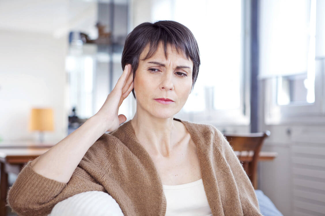 Zu den bleibenden Symptomen einer Covid-19-Erkrankung können wohl auch Hörverlust und Tinnitus gehören. / Foto: Shutterstock/Image Point Fr