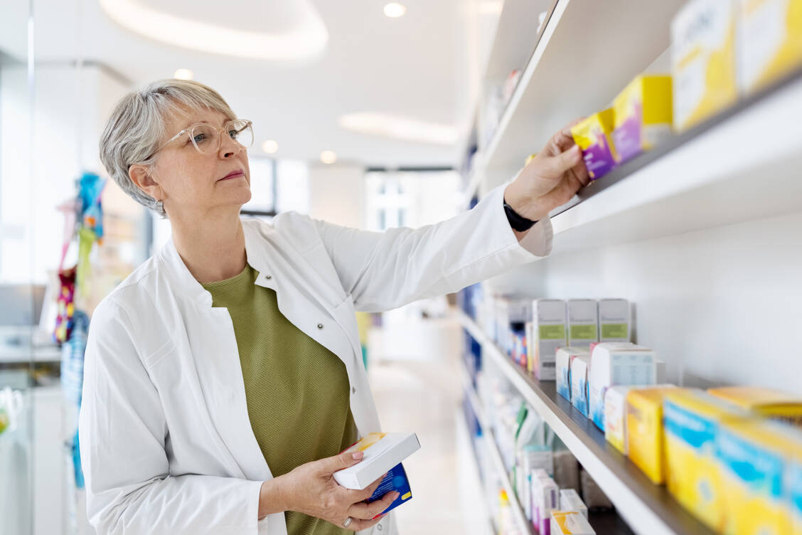 Das Apothekenteam sollte sich gemeinsam überlegen, was es prominent in der Sichtwahl platziert. / © Getty Images/Luis Alvarez