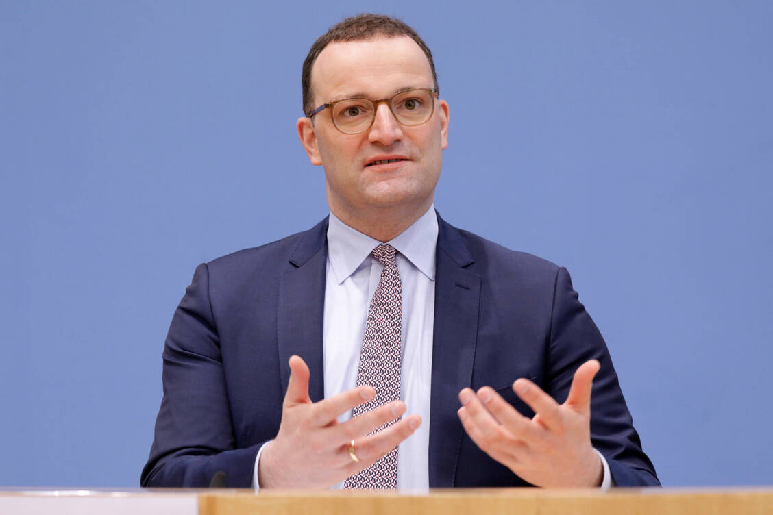 Bundesgesundheitsminister Jens Spahn (CDU) traut die Prüfung der Impfpässe und damit auch die Erzeugung der digitalen Impfnachweise den Apothekern zu. / Foto: Imago Images/Jens Schicke