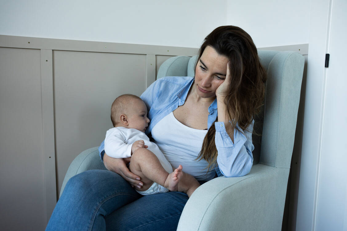 Eine Wochenbettdepression sollte nicht auf die leichte Schulter genommen werden. Besser ist, mögliche Symptome frühzeitig zu äußern. / © Getty Images/Rolart Studio