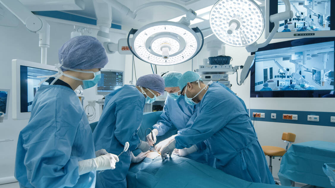 Aktuell werden Behandlungen oft in Kliniken vorgenommen, die dafür nicht optimal geeignet sind.  / Foto: Adobe Stock/Gorodenkoff