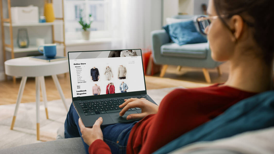 Dopamin-Shops simulieren Online-Einkäufe ohne echten Kauf. Die Wirkung gegen Lustkäufe ist begrenzt. / © Shutterstock/Gorodenkoff