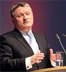 Bundesgesundheitsminister  Hermann Gröhe (CDU) lässt es sich im Wahlkampf-Endspurt nicht  nehmen, beim  Apothekertag zu sprechen.
<p class="fotonachweis">Foto: PZ/Müller</p>