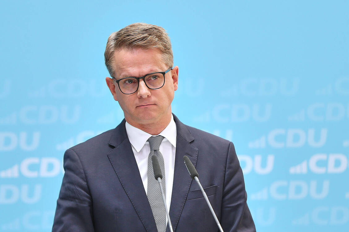Gesundheitsminister Carsten Linnemann (CDU) teilte mit, dass die Pflege-Kommission sozialverträgliche Zuschüsse prüfen soll. / © IMAGO/dts Nachrichtenagentur