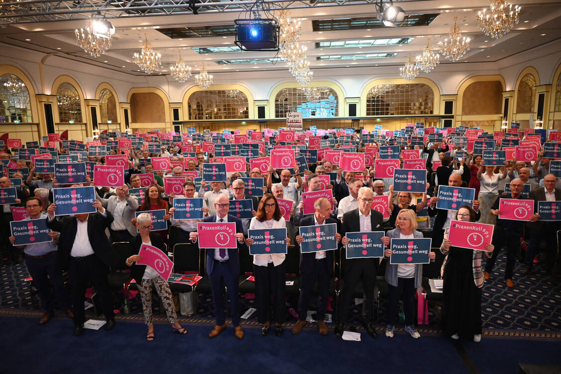Bei einer Krisensitzung am 18. August in Berlin forderten niedergelassene Ärzte die Politik zum Handeln auf. Im September sind weitere Aktionen geplant. / Foto: Brockfeld/KBV