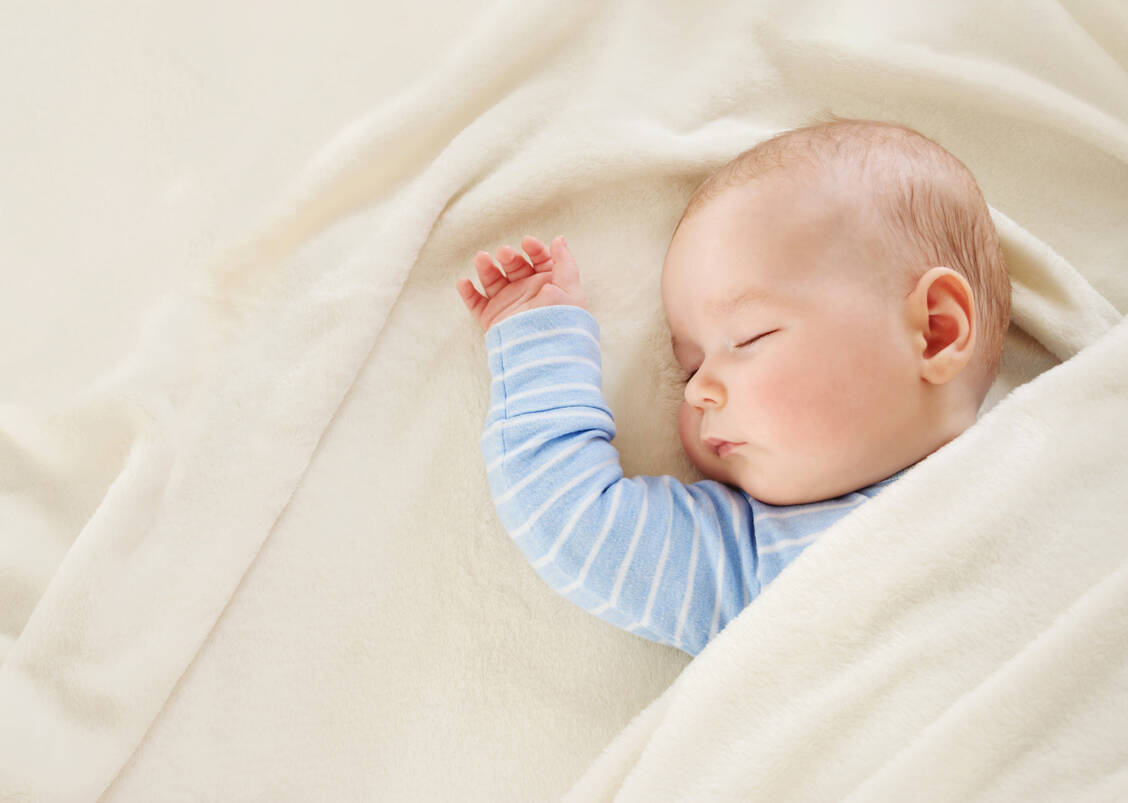 Um schweren Atemwegserkrankungen vorzubeugen, sollen Säuglinge eine Prophylaxe gegen das Respiratorische Synzytial-Virus (RSV) erhalten. / © Adobe Stock/candy1812