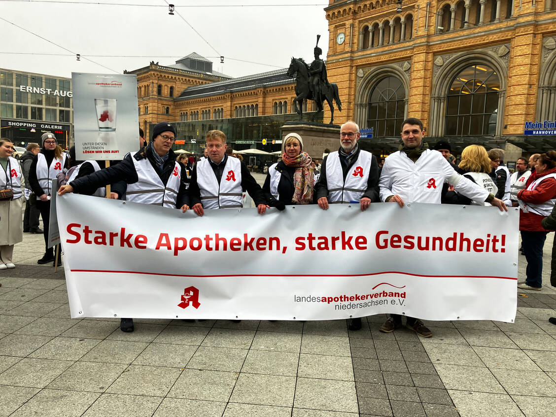 Der Landesapothekerverband Niedersachsen (hier ein Teil des Vorstands) hatte zu der Kundgebung in Hannover aufgerufen. / © PZ/Hüttemann
