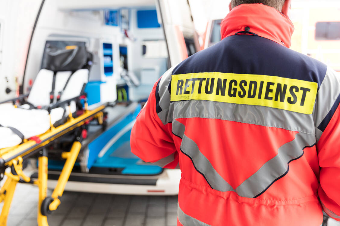 Die Bundesregierung will Notfallversorger künftig besser vor Gewalttaten schützen als bisher. / Foto: Adobe Stock/ChristianSchwier