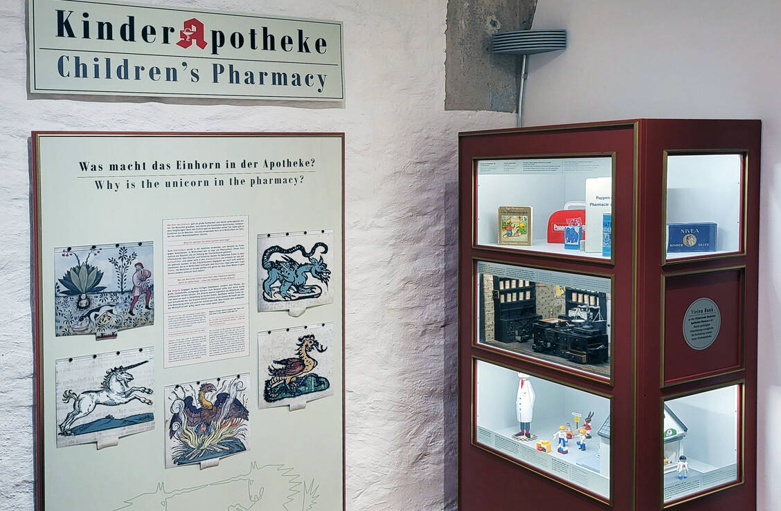 Abbildung 3: Vitrine mit Apothekerwaren und Spielzeug / © DAM