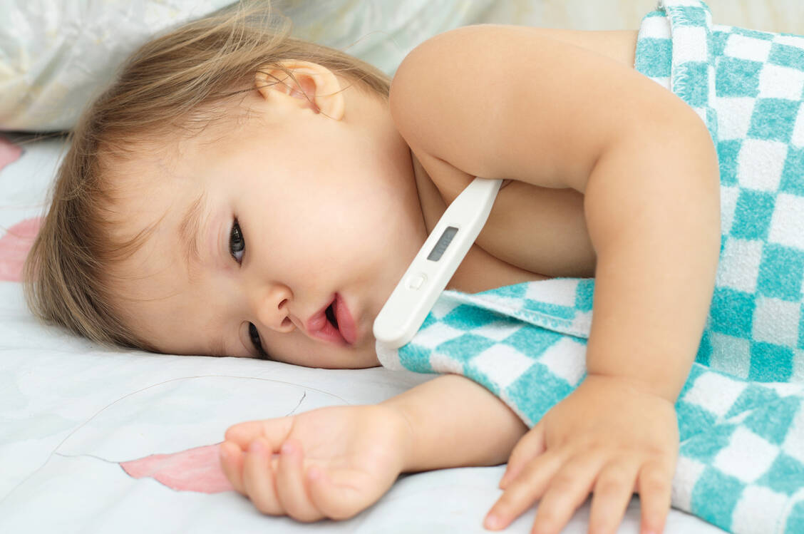 In den USA hat die Grippewelle bereits begonnen. Typische Anzeichen einer Influenza sind plötzlich einsetzendes hohes Fieber und starkes Krankheitsgefühl. Fieber messen sollte man dabei jedoch nicht unter den Achseln, sondern bei Babys und kleinen Kindern am besten anal. / Foto: iStock/Aynur_sib