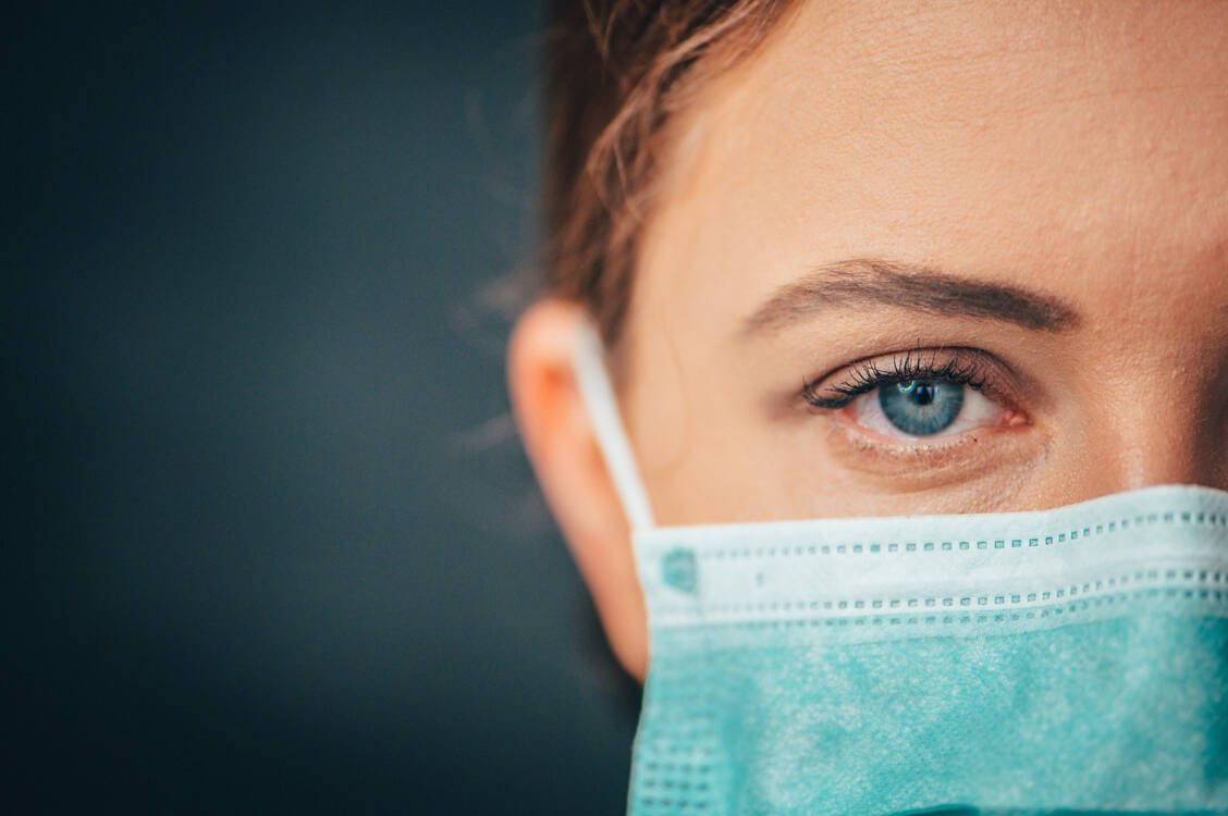 Augenärzten sind laut Nachrichtenagentur dpa bisher keine Fälle bekannt, bei denen es durch das Tragen von Masken zu Herpesinfektionen am Auge kam.  / Foto: Adobe Stock / kovop58
