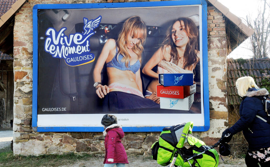 Ab 2022 gilt ein Werbeverbot auf Außenflächen wie Plakatwänden oder Haltestellen - wenn auch zunächst einmal nur für herkömmliche Tabakprodukte. / Foto: picture alliance