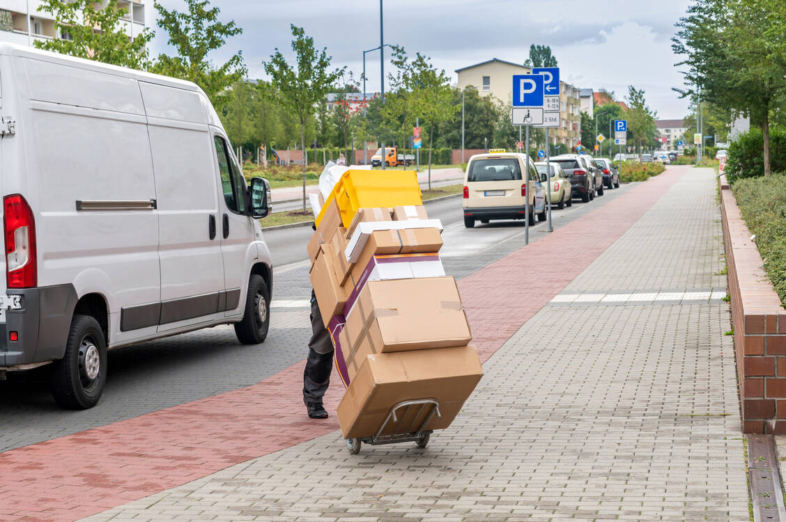 Online schnell bestellt, per Paket ins Haus geliefert: Was bei vielen Produkten heutzutage normal ist, kann bei Medikamenten gefährlich werden. / © Adobe Stock/Ronald Rampsch