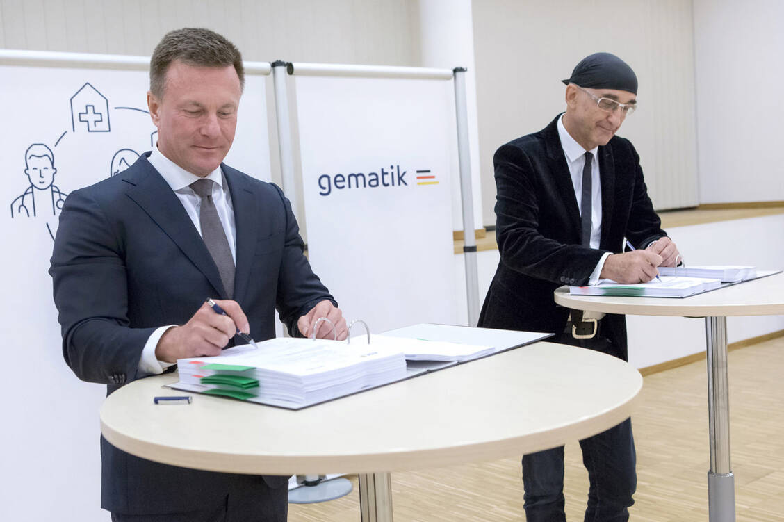 Markus Leyck Dieken, Geschäftsführer gematik GmbH, (links) und Dr. Thomas Grechenig, Vorstandssprecher der RISE, bei der Vertragsunterzeichnung. / Foto: © MANDY KLOETZER Photography