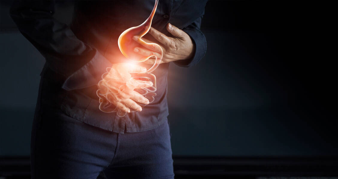 Patienten mit schweren Autoimmunerkrankungen wie Colitis ulcerosa, bei denen die Krankheitsaktivität nicht unter Kontrolle ist oder die hohe Corticoid-Dosen brauchen, sollten die Covid-19-Impfung so früh wie möglich erhalten. / Foto: Adobe Stock/ ipopba