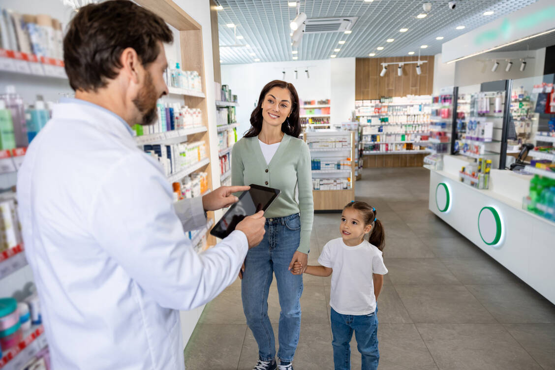 Selbstvertrauen und Motivation der Mitarbeitenden einer Apotheke hängen stark vom Feedback der Kundinnen und Kunden ab. / © Adobe Stock/zinkevych