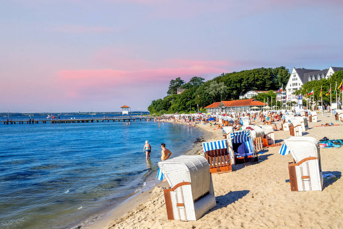 Keine Palmen am Strand, aber tropische Erreger im Wasser: An der Ostsee besteht in den Sommermonaten ein Risiko, sich mit Vibrio vulnificus zu infizieren. / © Adobe Stock/Sina Ettmer