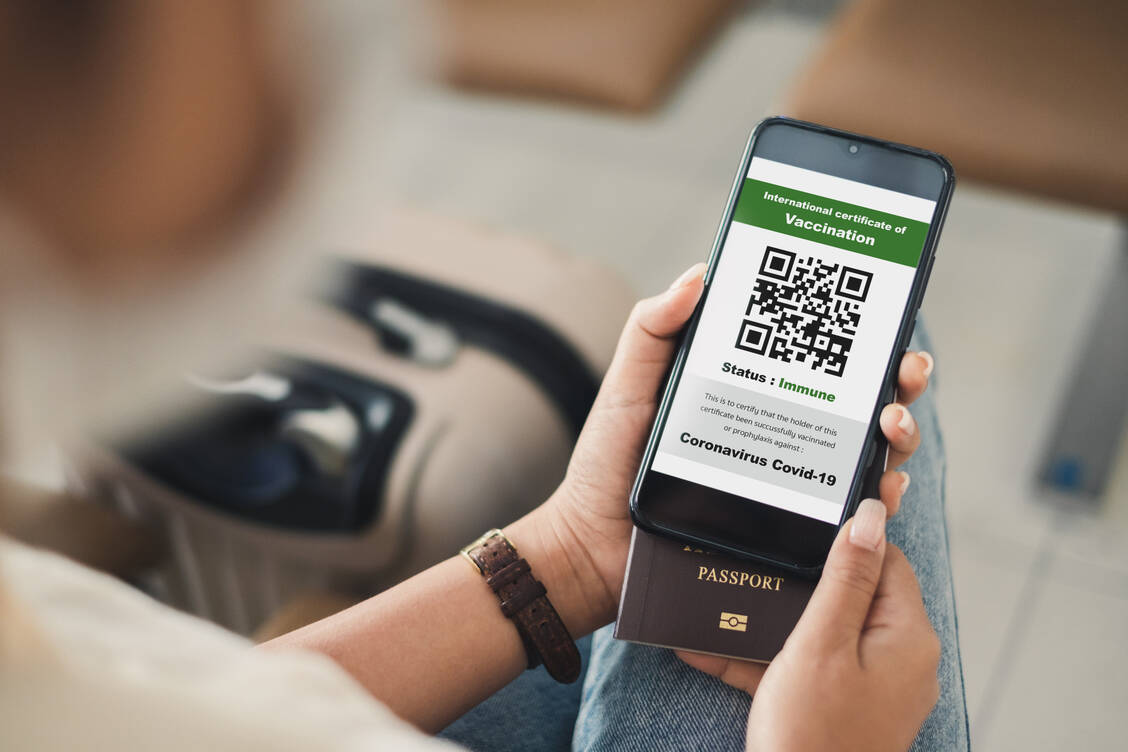 So ähnlich könnte der digitale Covid-19-Impfnachweis aussehen: Der Impf-Token soll dafür genutzt werden, um beispielsweise auch ins Ausland reisen zu können. / Foto: Adobe Stock/Nattakorn