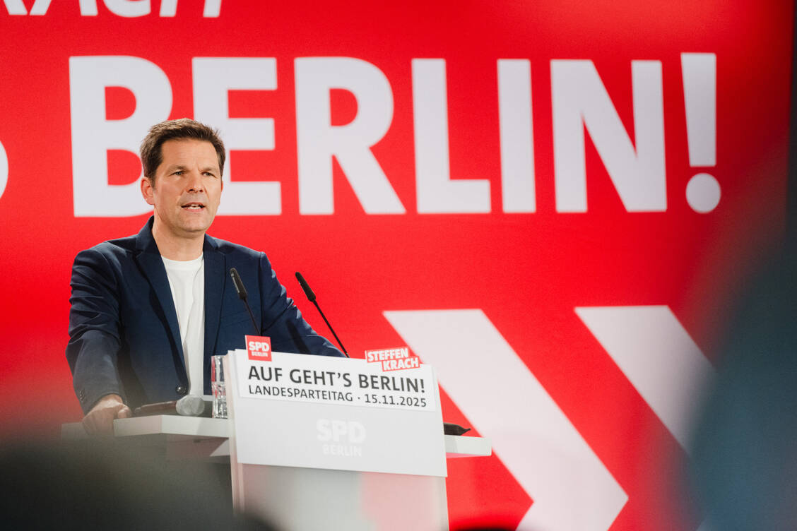 Steffen Krach ist der Spitzenkandidat der SPD für Berlin. Der 47-Jährige war von 2016 bis 2021 Staatssekretär für Wissenschaft und Forschung in der Berliner Senatskanzlei. / © Nils Hasenau