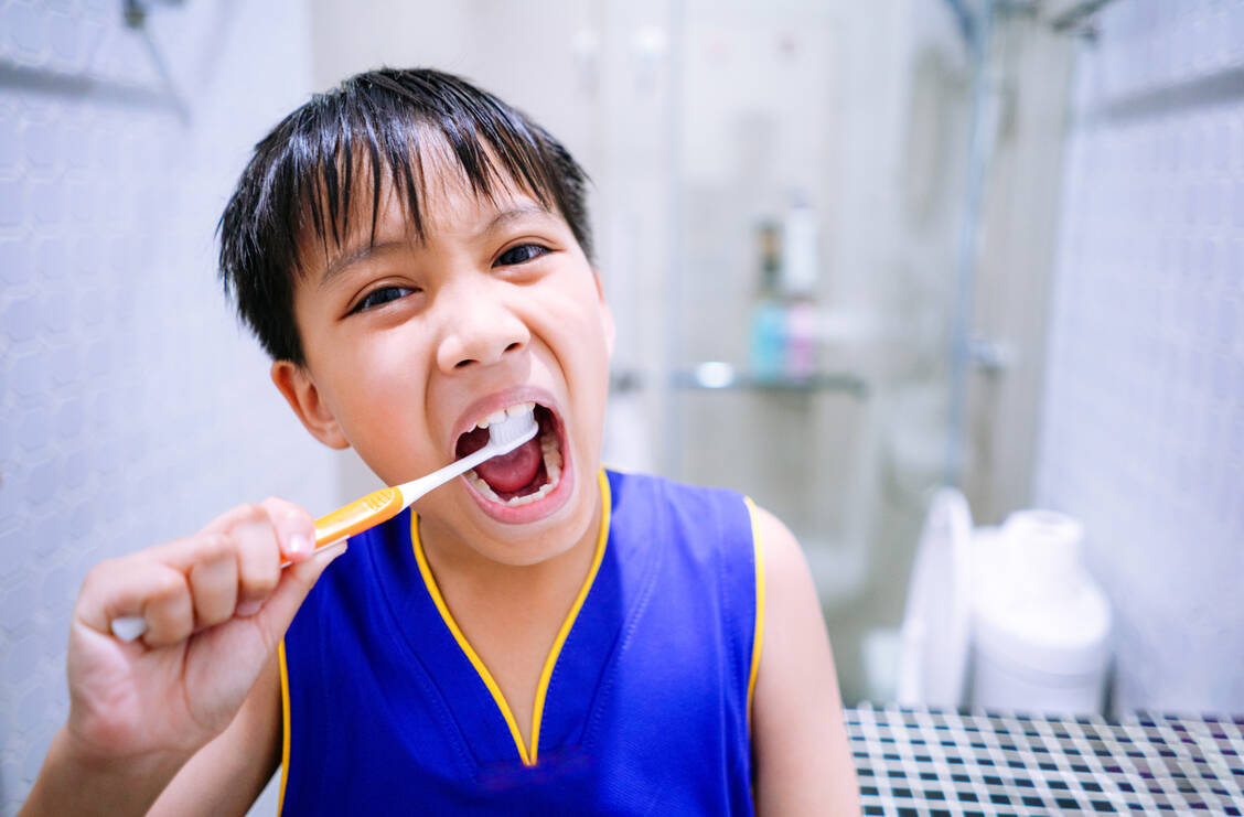 Jeden Tag zweimal gründlich putzen – spätestens ab dem ersten GeburtstagPOO auf jeden Fall mit einer fluoridhaltigen Zahnpasta. / © Getty Images/Pratan Ounpitipong