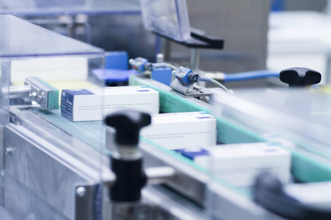 Einige Pharma-Unternehmen sind derzeit noch nicht in der Lage, die benötigten Sicherheitsmerkmale auf die Arzneimittelpackungen aufzubringen. / Foto: Getty Images/Sigrid Gombert