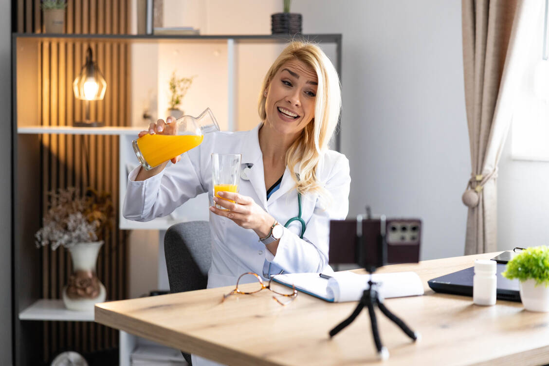 Wer sich als Medizinerin auf TikTok gut inszeniert, beeinflusst das Gesundheitsverhalten der Generation Z oft stärker als der Hausarzt. / © Shutterstock/Dejan Sarec