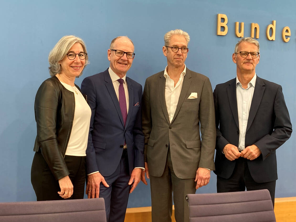 Wollen Politik und Öffentlichkeit »wachrütteln« (von links): ABDA-Präsidentin Gabriele Regina Overwiening, Martin Hendges, Vorstandsvorsitzender der Kassenzahnärztlichen Bundesvereinigung (KZBV), Andreas Gassen, Vorstandschef der Kassenärztlichen Bundesvereinigung (KBV) und Gerald Gaß, Vorstandsvorsitzender der Deutschen Krankenhausgesellschaft, heute bei einer Pressekonferenz in Berlin. / Foto: PZ/Orth