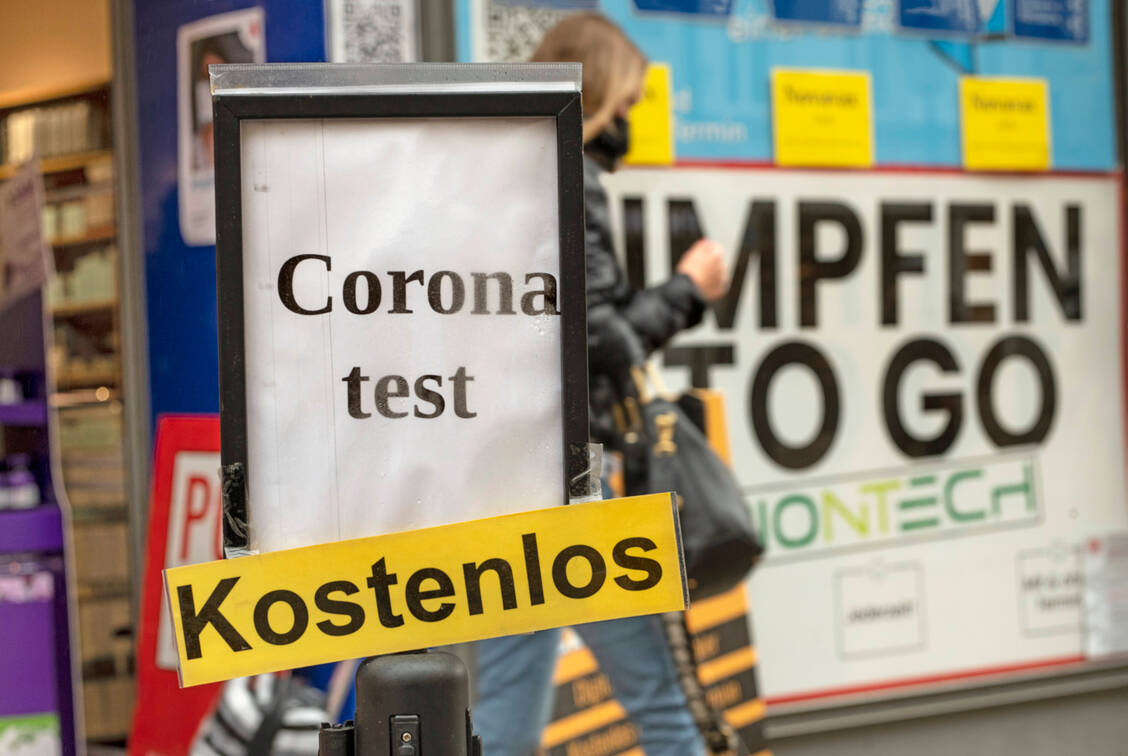 Alle in Apotheken geltenden Coronavirus-Sonderregelungen, darunter die Rabattvertragslockerungen und die Impfungen, sollen verlängert werden. / Foto: IMAGO/Wolfgang Maria Weber