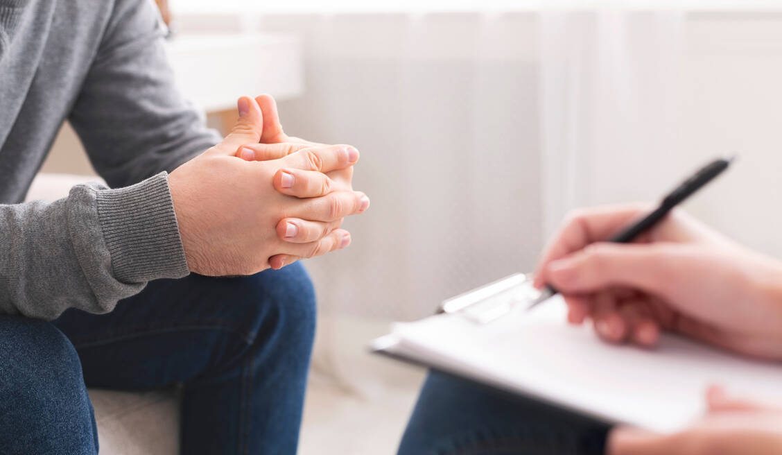 Ohne die Begleitung durch einen Therapeuten soll Psilocybin bei Depressionen nicht angewendet werden. / Foto: Adobe Stock/Prostock-studio