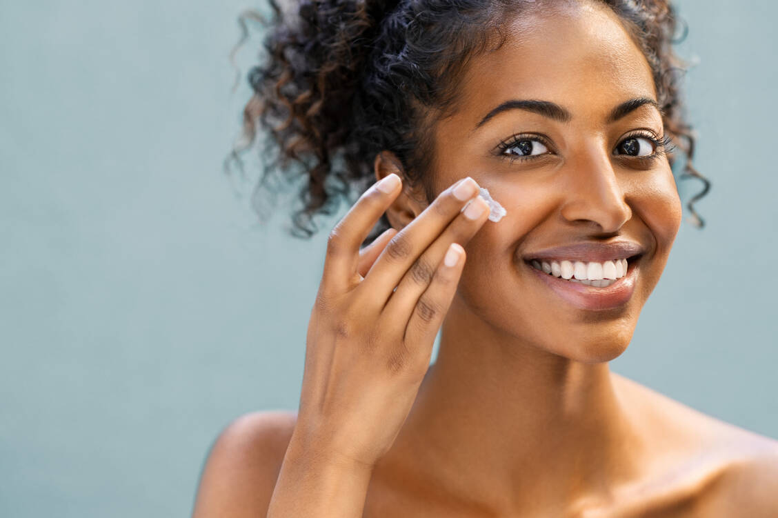 Die tägliche Verwendung von Sonnenschutzmitteln konnte in Studien die Alterung der Haut stark verlangsamen. Experten empfehlen eine tägliche Nutzung und nicht nur bei bewusstem Sonnenbaden.  / Foto: Adobe Stock/francescoridolfi.com