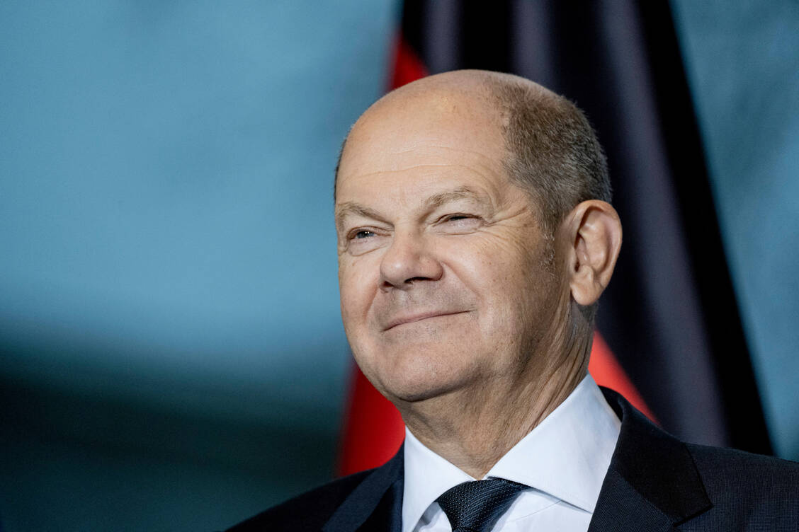 Bundeskanzler Olaf Scholz (SPD) will nach eigenen Angaben mit »sehr konkreten Gesetzesvorhaben« dazu beitragen, dass die Medizinindustrie und Gesundheitswirtschaft Fortschritte macht. / Foto: IMAGO/Chris Emil Janßen