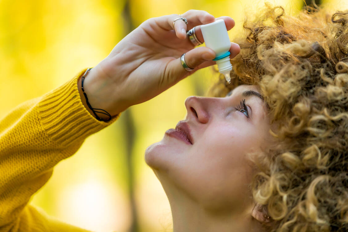 Medikamentös sind antihistaminische Augentropfen bei Allergiesymptomen das Mittel erster Wahl. / Foto: Getty Images/RealPeopleGroup