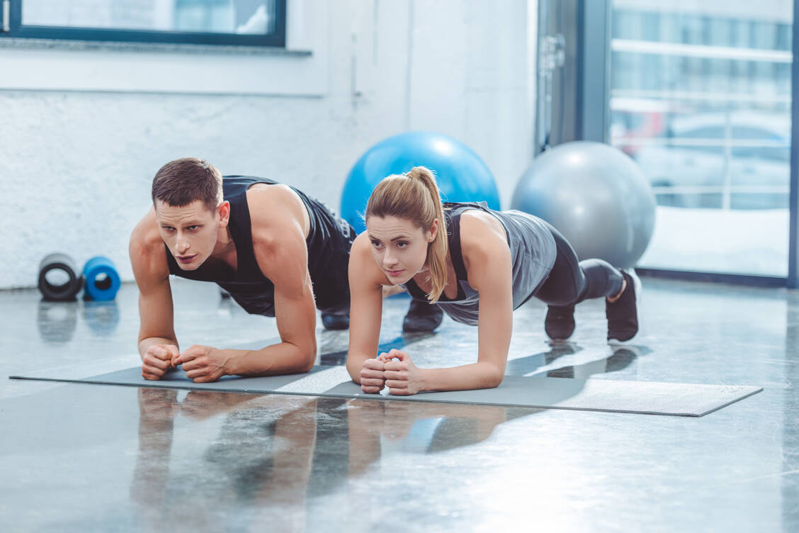 Der Unterarmstütz, der sogenannte Plank, ist eine bekannte isometrische Trainingsübung. / Foto: Adobe Stock/Lightfield Studios