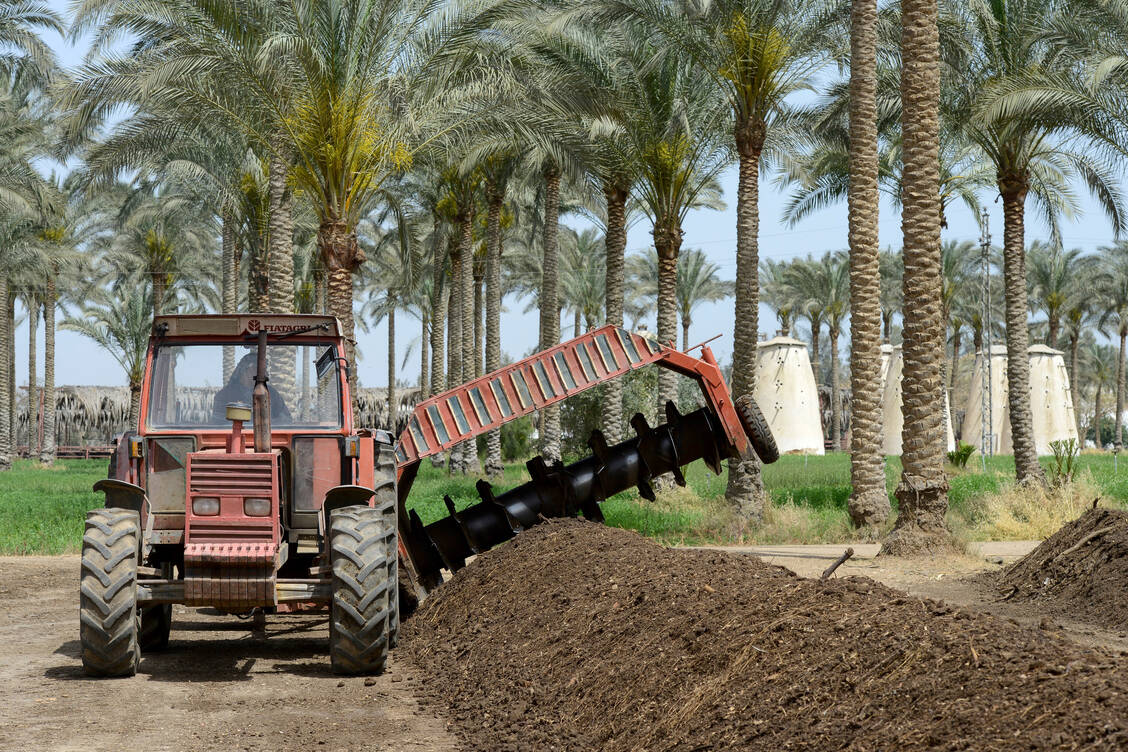 Kompostherstellung für die Landwirtschaft in der Wüste. / Foto: Jörg Böthling