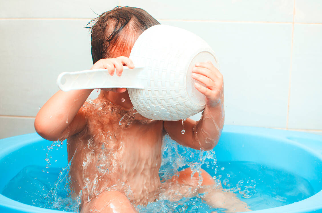Baden und Plantschen mögen die meisten Kinder. Dabei darf man sie aber niemals alleine lassen. / Foto: Adobe Stock/komokvm